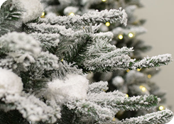 Kunstkerstbomen met sneeuw