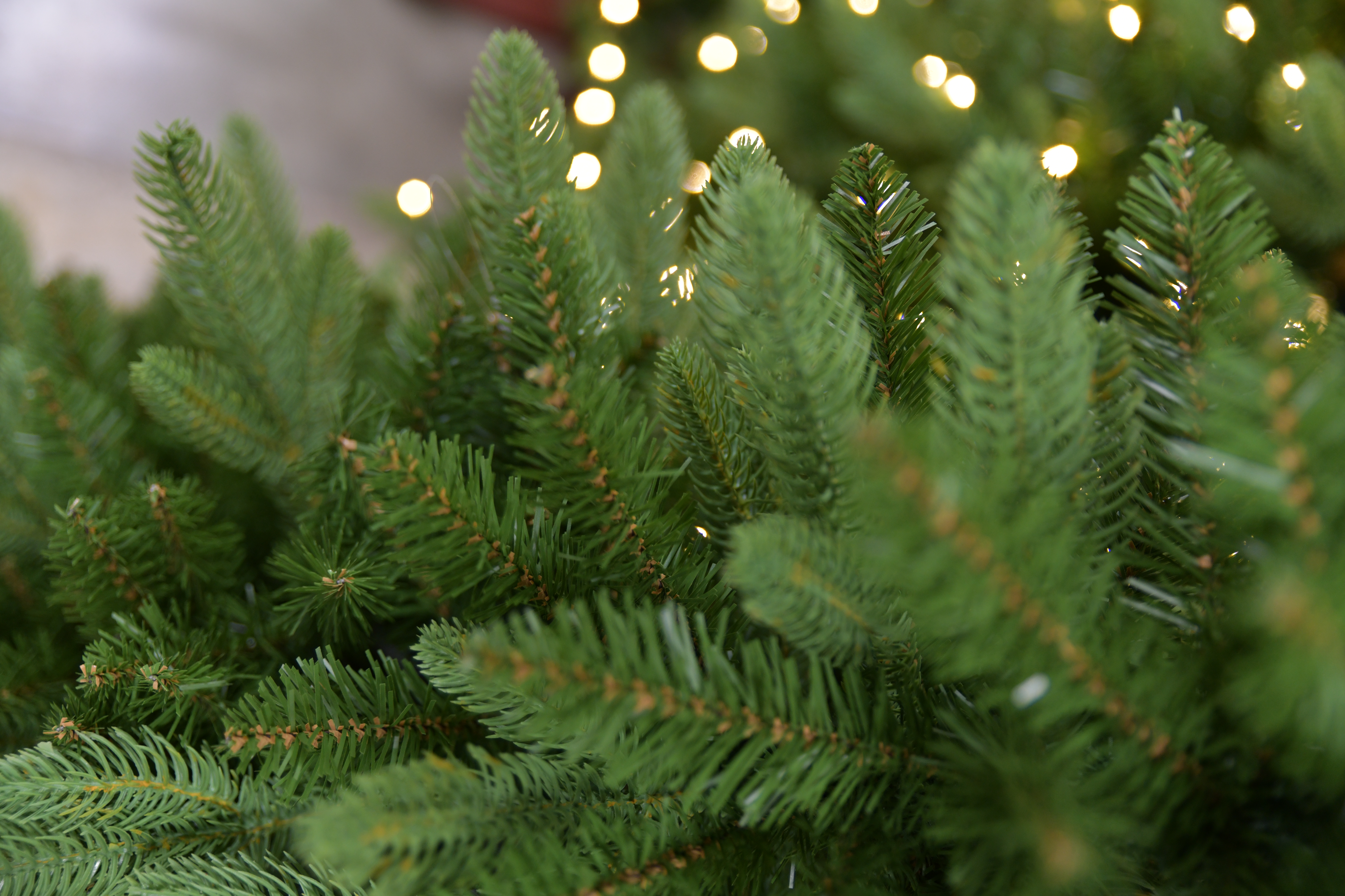 kunstkerstboom kopen – extra slanke pencil kerstboom met houten voet (183 cm) 🎄