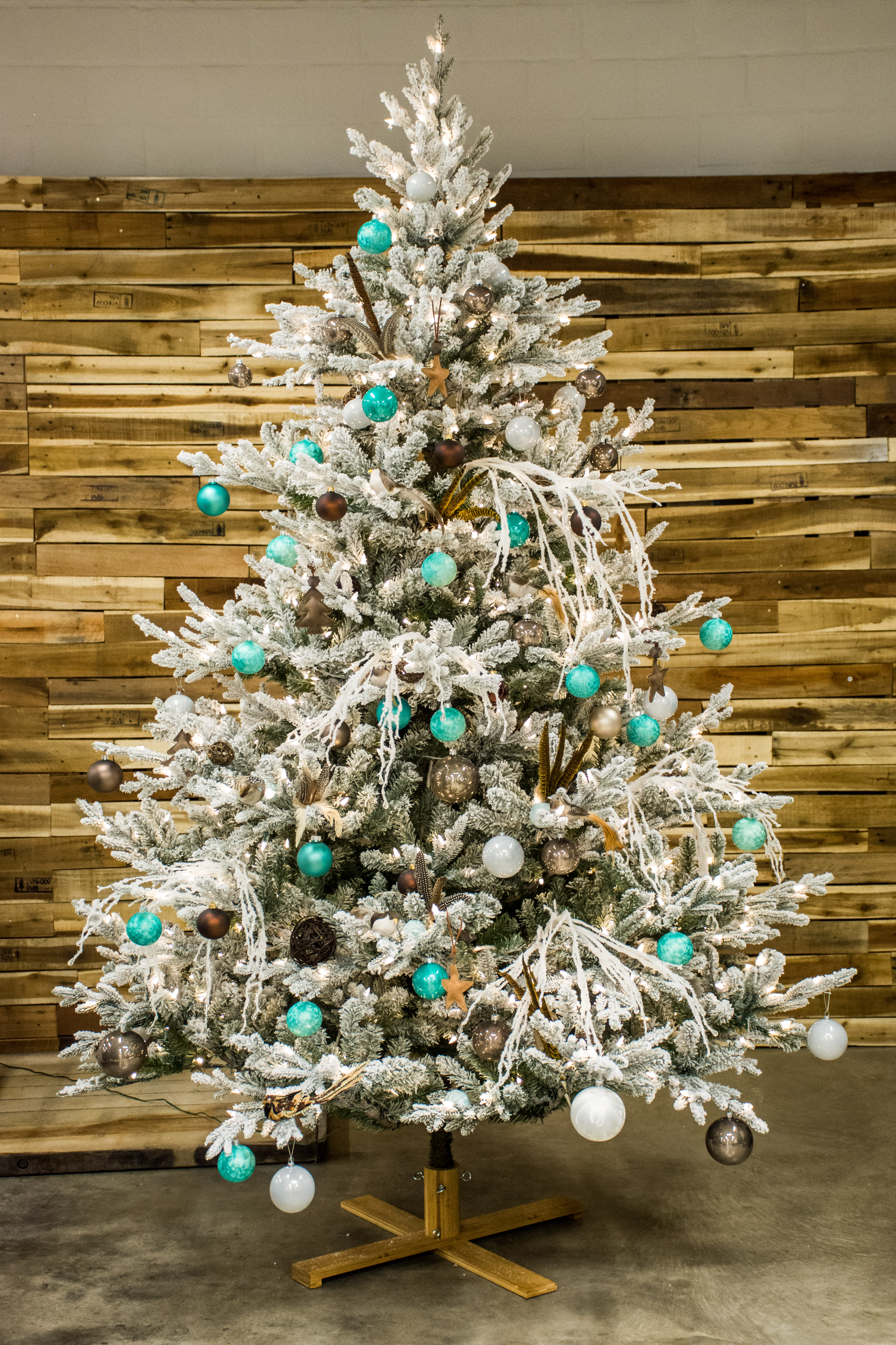 Kunstkerstboom met sneeuw ❄️| Luxe besneeuwde kerstboom in noorderse flocked look (228 cm) 