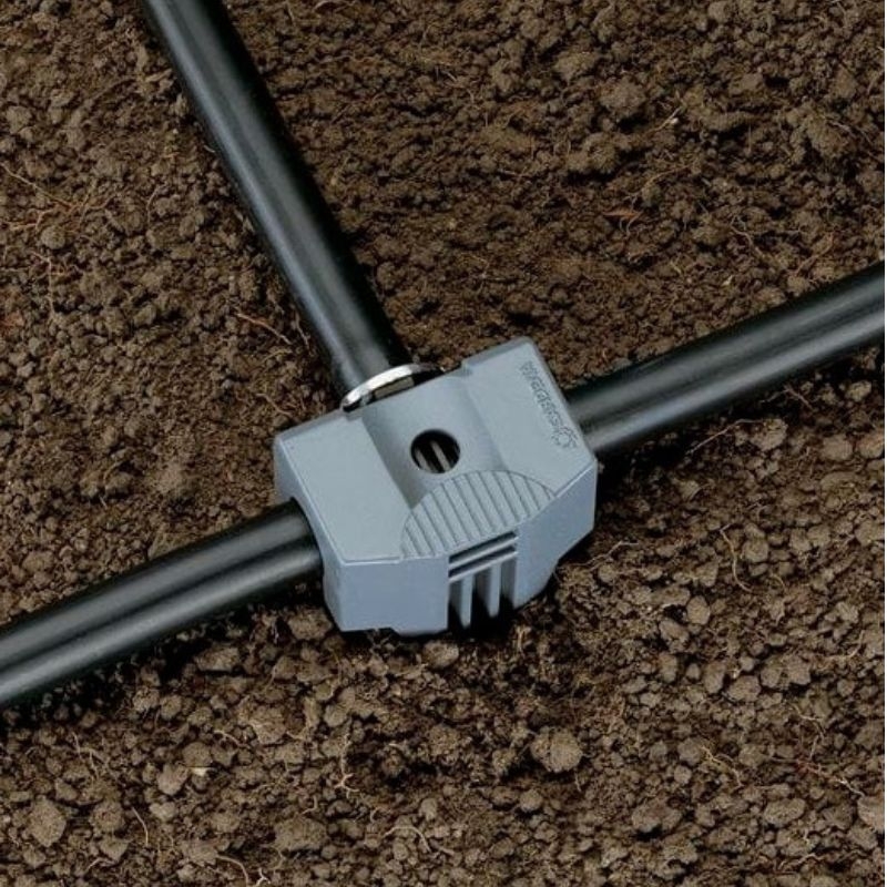 Gardena buishouder 13mm (T-stuk): Verbind en bevestig eenvoudig drie leidingen van het Gardena Micro-Drip-System in de grond