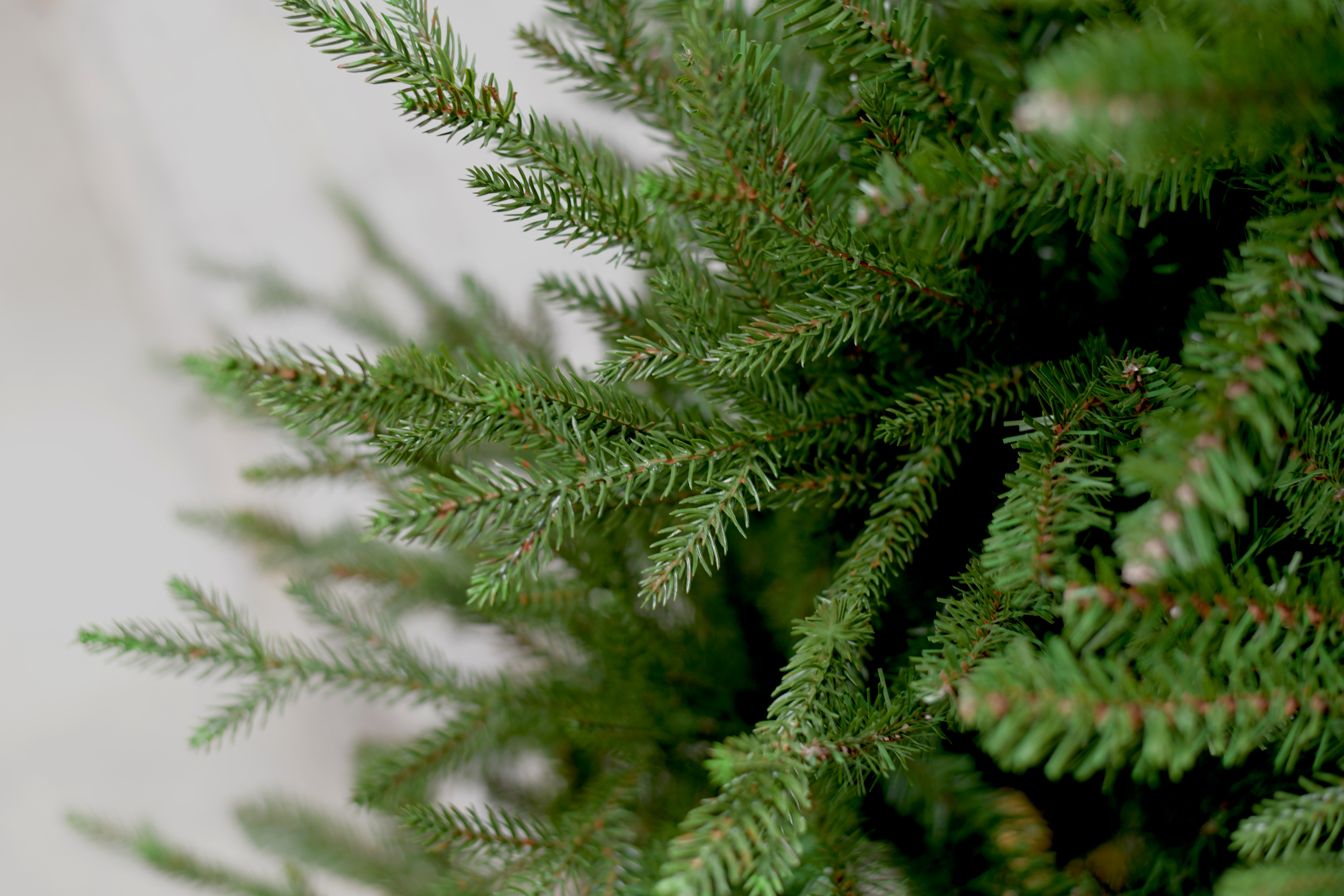 Kunstkerstboom XL – Stijlvolle donker­groene kerstboom met houten voet (243 cm)