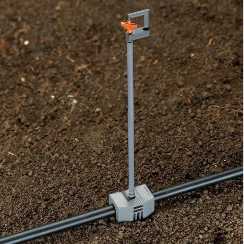 Gardena Micro-Drip Sproeier met verlengbuis: Verstelbare sproeier voor gerichte bewatering van planten in borders en bloemperken.