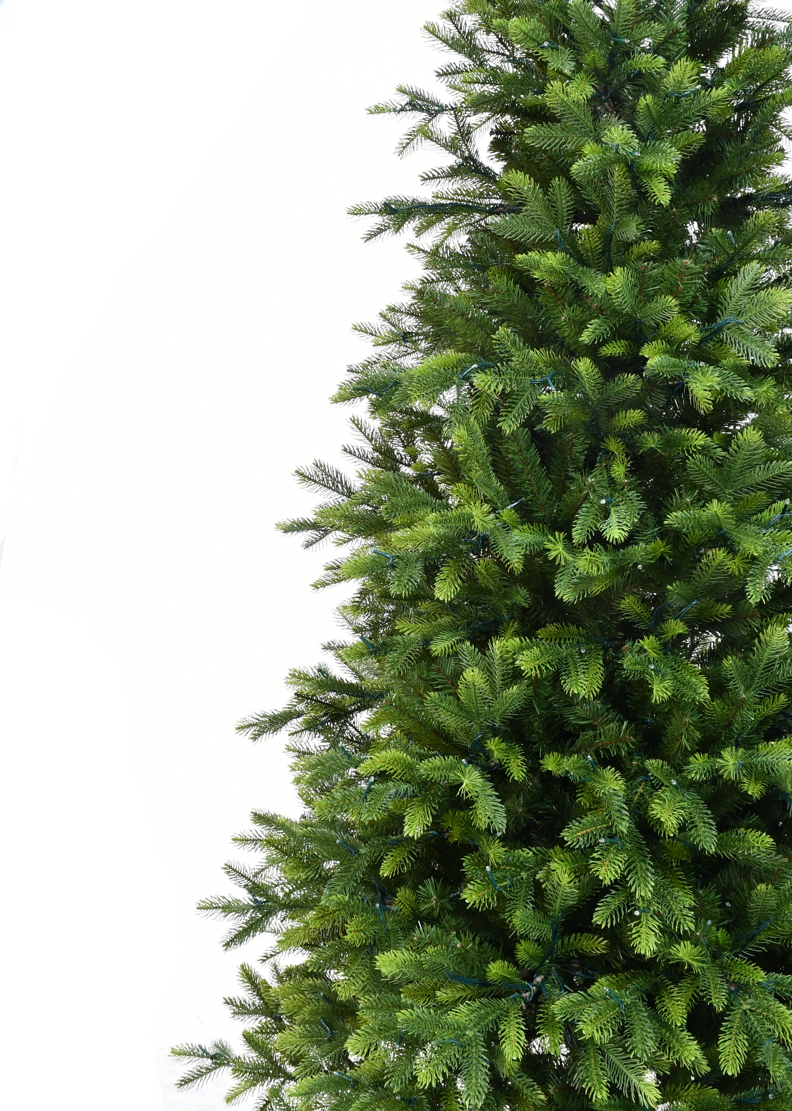 Kunstkerstboom kopen – slanke nordic kerstboom met houten voet (213 cm)