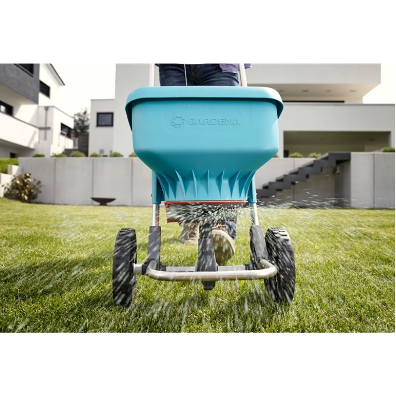 Gardena Roterende Strooiwagen XL: Gelijkmatige verspreiding van meststoffen en strooigoed (zand, zout, grit) op grote oppervlaktes tot 800 m²