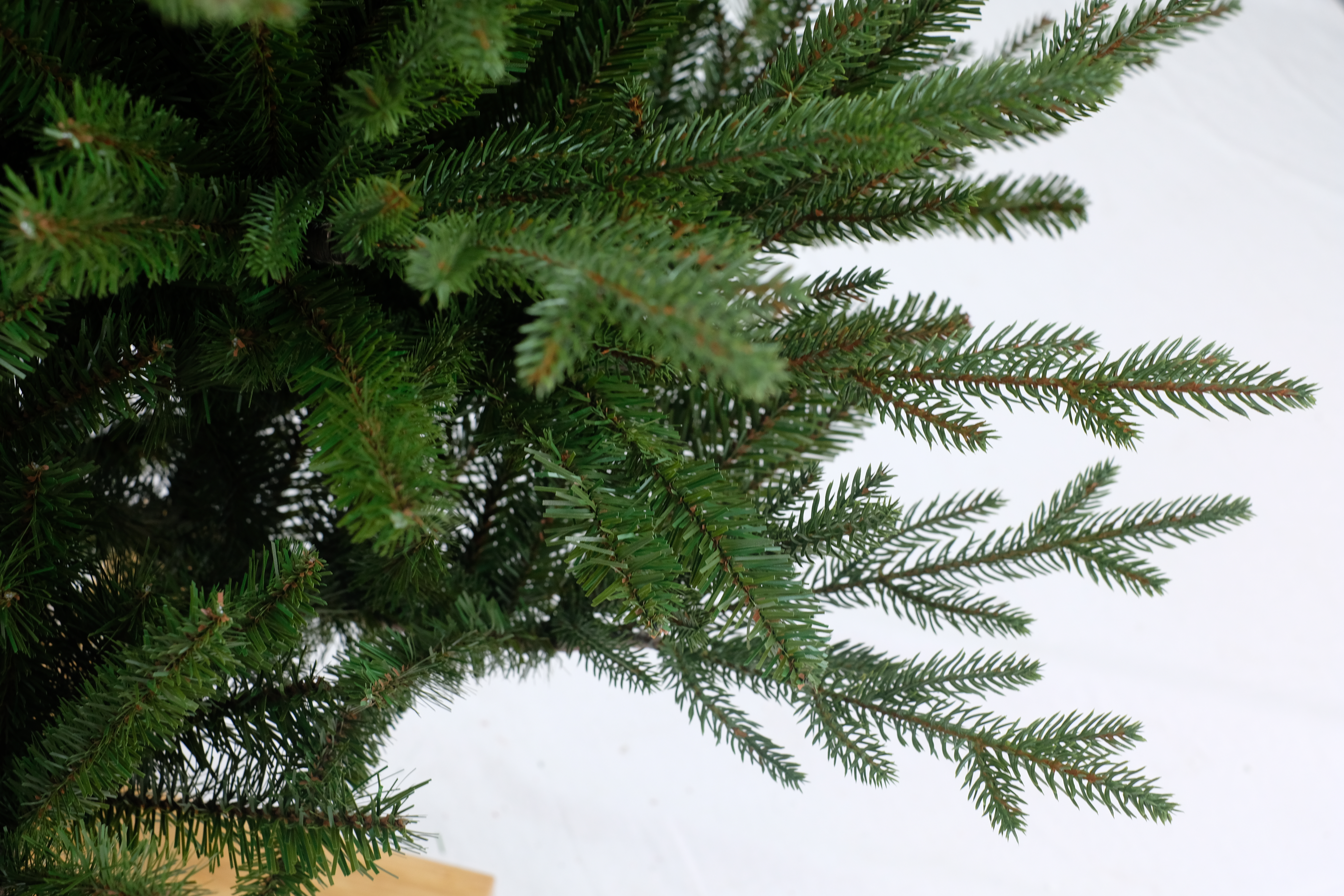 Kunstkerstboom XL – Stijlvolle donker­groene kerstboom met houten voet (243 cm)