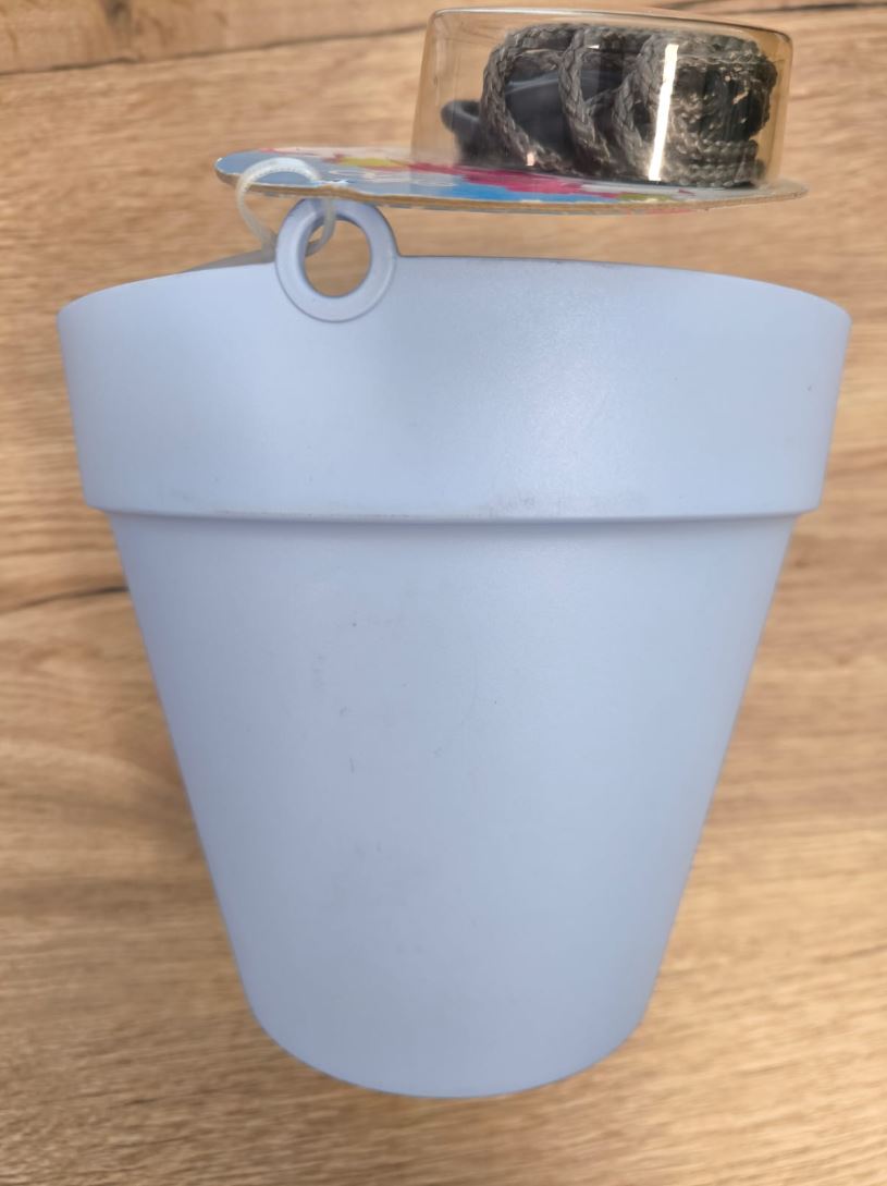 Lichtgewicht, blauwe bloempot van Elho Loft Urban met handige ophanghaak en waterreservoir, geschikt voor binnen en buiten