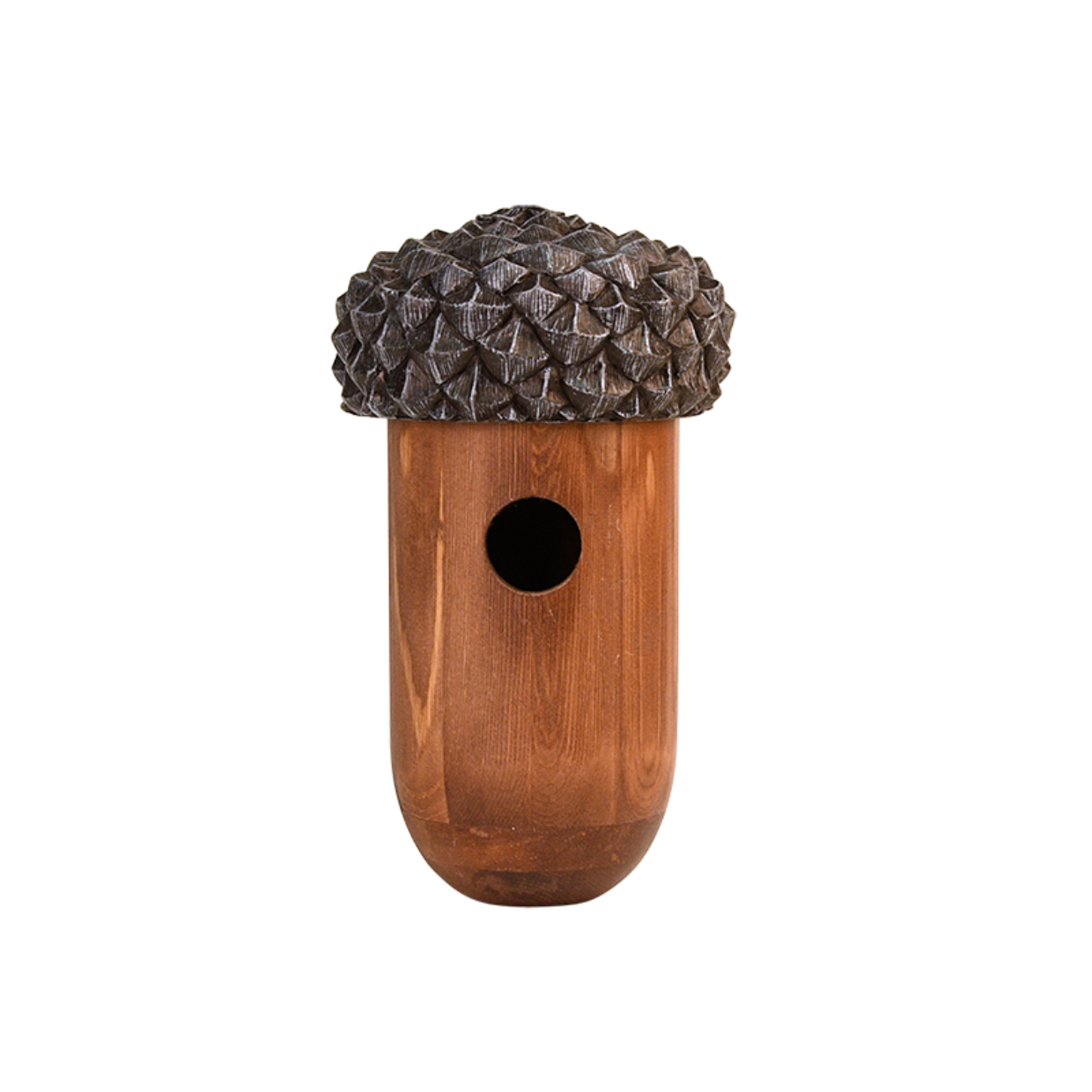 Een schattige nestkast in de vorm van een eikel, gemaakt van hout, hangt aan een houten schutting. Een nieuwsgierige vogel gluurt uit het ronde invlieggat.