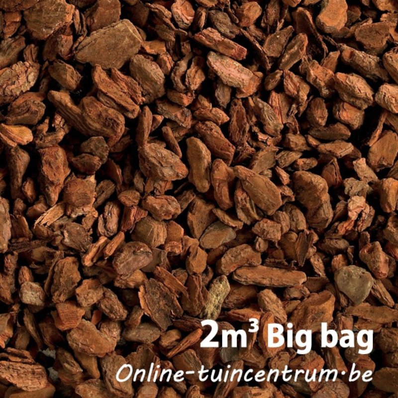 Grote hoeveelheid donkerbruine Franse boomschors in een big bag van 2m³, geschikt voor onkruidbeheersing en decoratie.