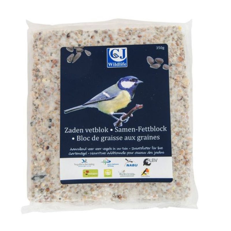Een plastic verpakking van een CJ Wildlife zaden vetblok met het Natuurpunt logo. Het vetblok bevat zaden en is bedoeld als aanvullende voeding voor tuinvogels, vooral tijdens de koude maanden.