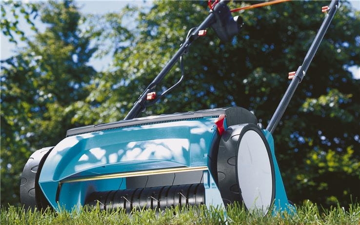 Gardena Elektrische Gazonbeluchter ES 500 verwijdert mos en vilt voor een gezond en groen gazon.