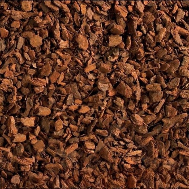 Fijne boomschors (10-20mm) geschikt voor siertuin en speeltuin, voorkomt onkruidgroei en beschermt de bodem.
