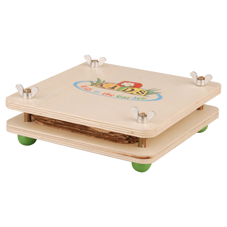Een houten bloemenpers met vleugelmoeren en een kleurrijke print met de tekst "Kids in the Garden".