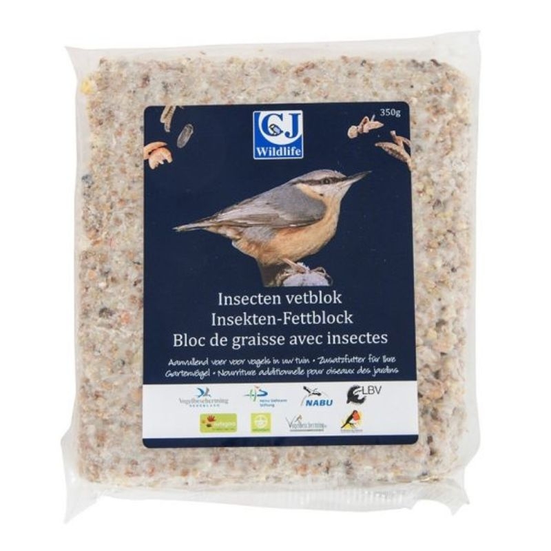 Een voedzaam vetblok met insecten, speciaal samengesteld voor tuinvogels tijdens de koude maanden.