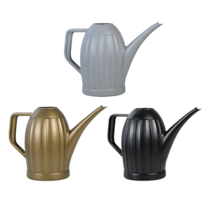 Drie geribbelde gieters in grijs, goud en zwart, met een ergonomisch handvat en lange tuit.