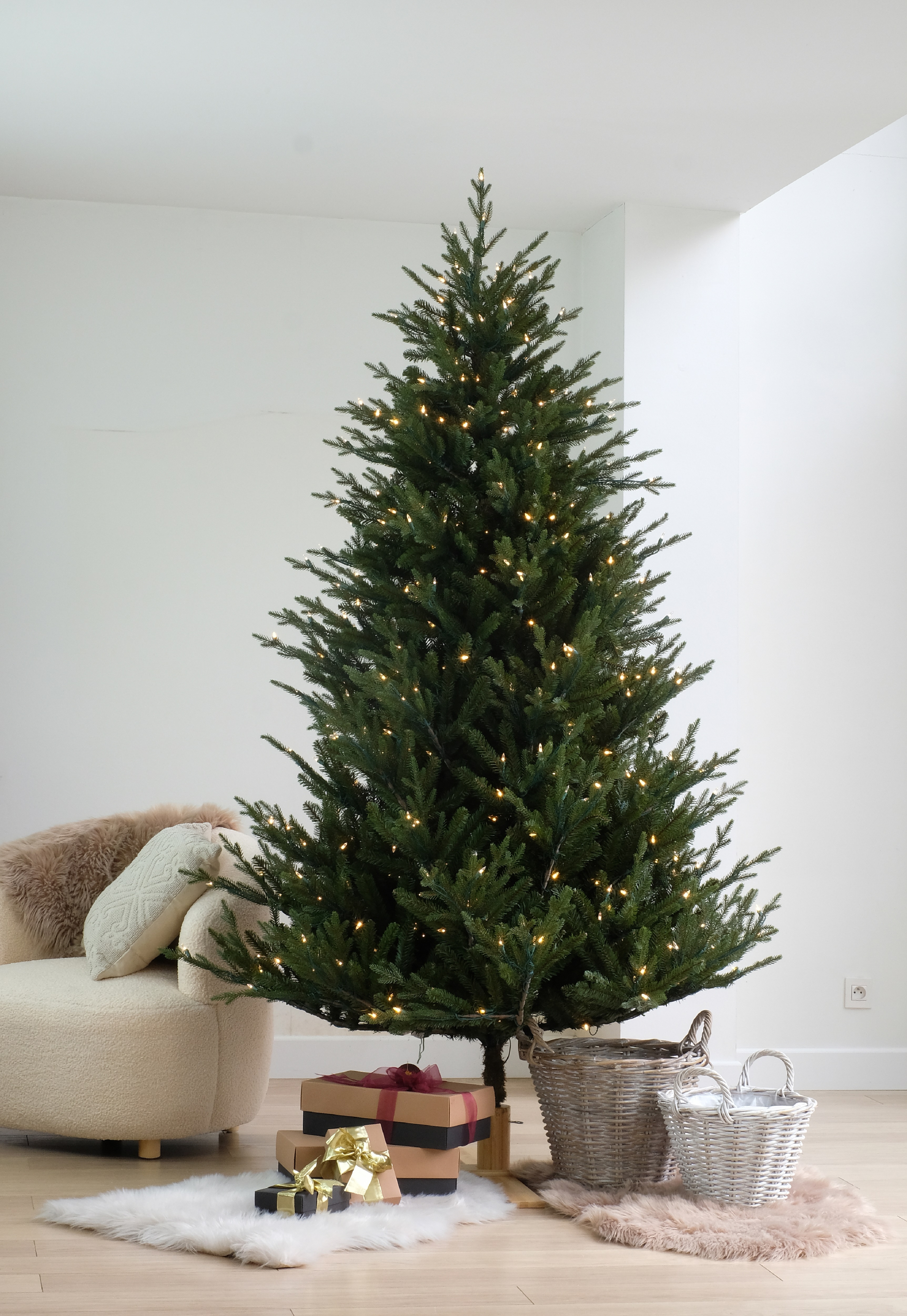 Kunstkerstboom - Levensechte dennenlook, subtiel verlicht, met houten voet | 213 cm - 450 Lampjes