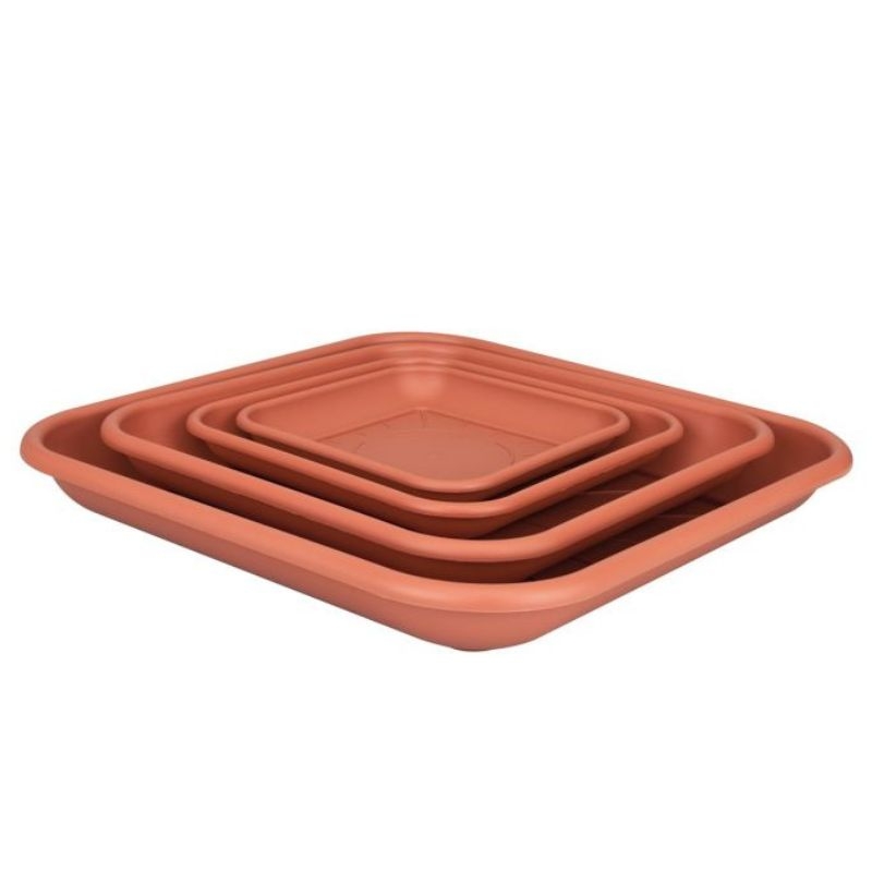  Set van vierkante, terracotta kleurige Elho schotels in verschillende maten, de grootste met een diameter van 25cm.