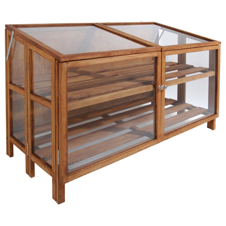 Een grote houten kas met schuine daken en deuren die open kunnen. De kas heeft meerdere planken voor het plaatsen van planten.