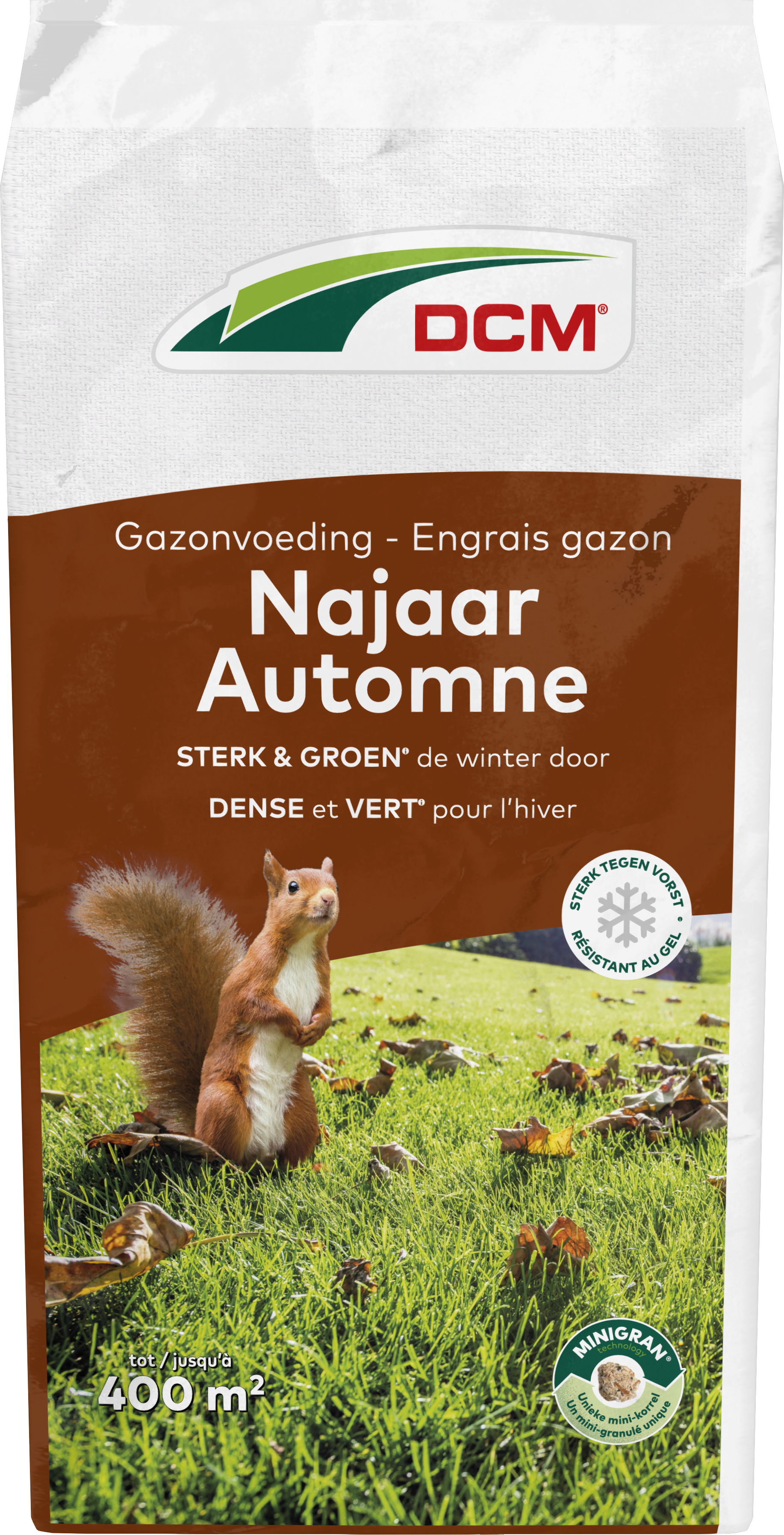 Een zak DCM Najaarsmeststof van 20 kg met een herfstachtige achtergrond en een eekhoorn. De tekst benadrukt een sterk en groen gazon gedurende de winter en vermeldt een gratis muts bij aankoop.