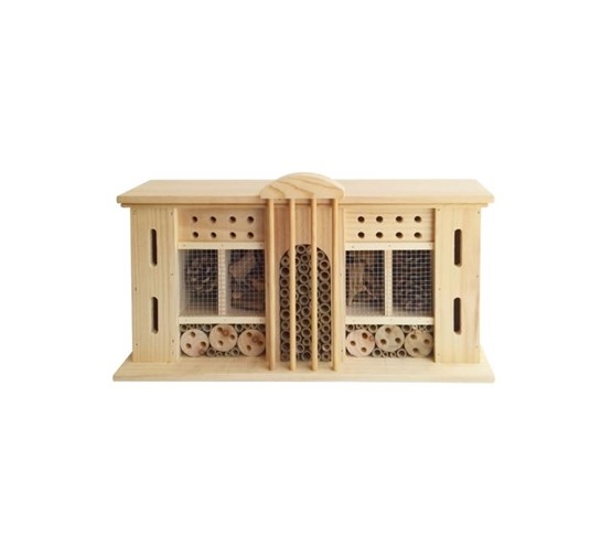 Houten insectenhotel voor vlinders en bijen
