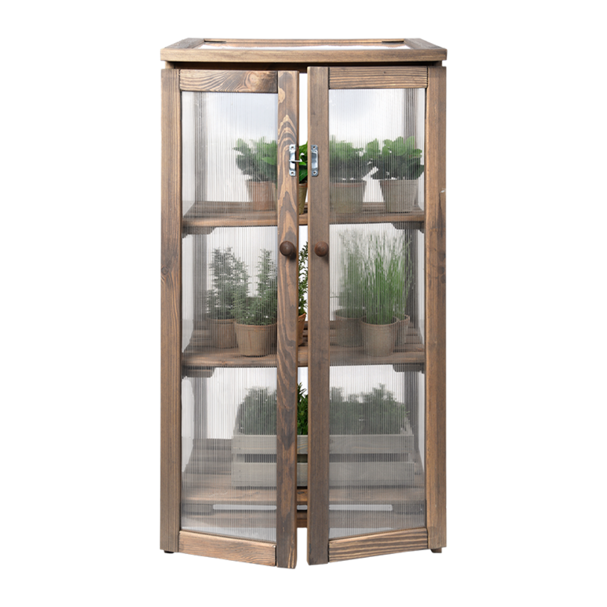 Een houten serre met glazen panelen en deuren die openstaan. Binnenin staan verschillende planten op planken.