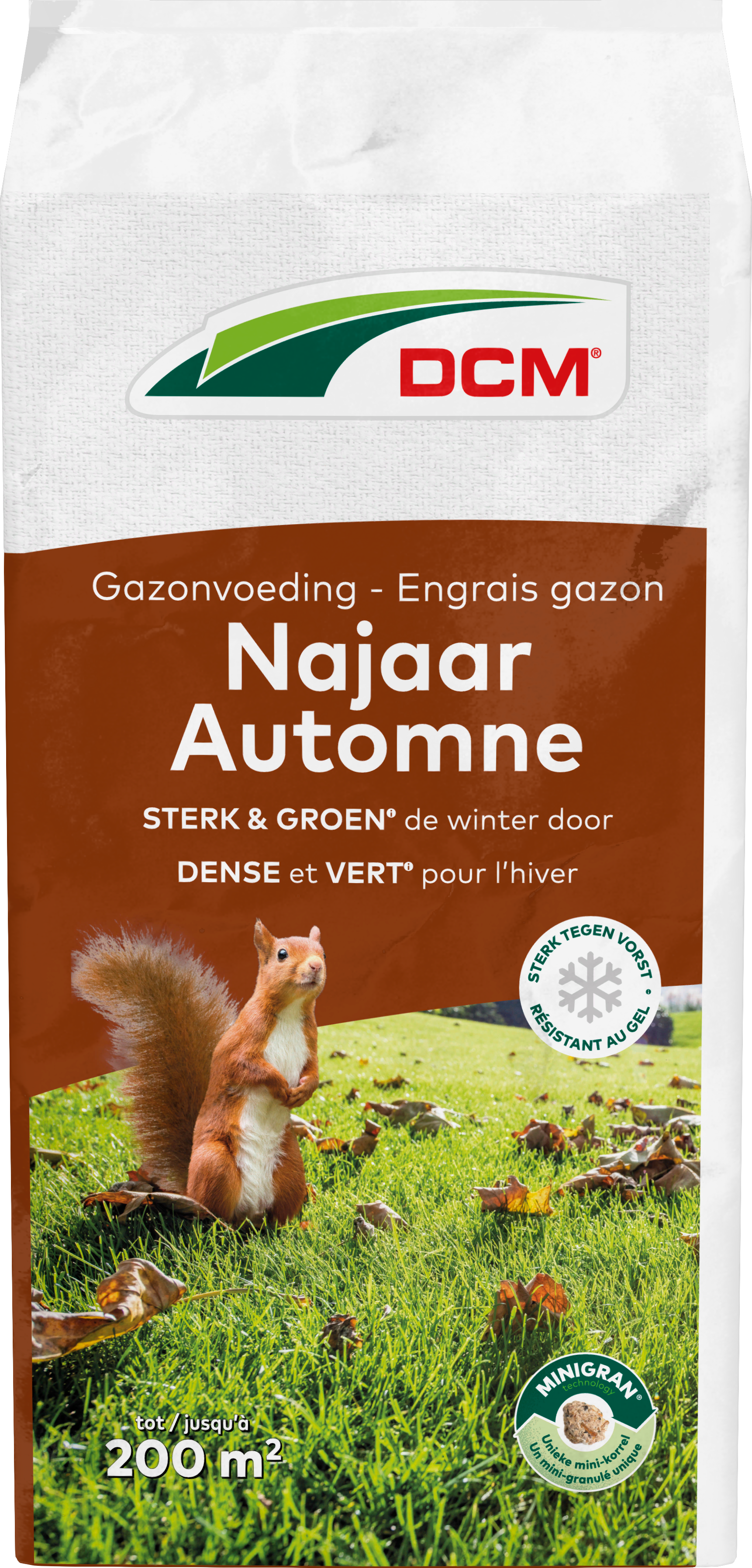 Een witte zak DCM Najaarsmeststof met een eekhoorn op de voorkant, omgeven door herfstbladeren. De tekst benadrukt een sterk en groen gazon gedurende de winter.