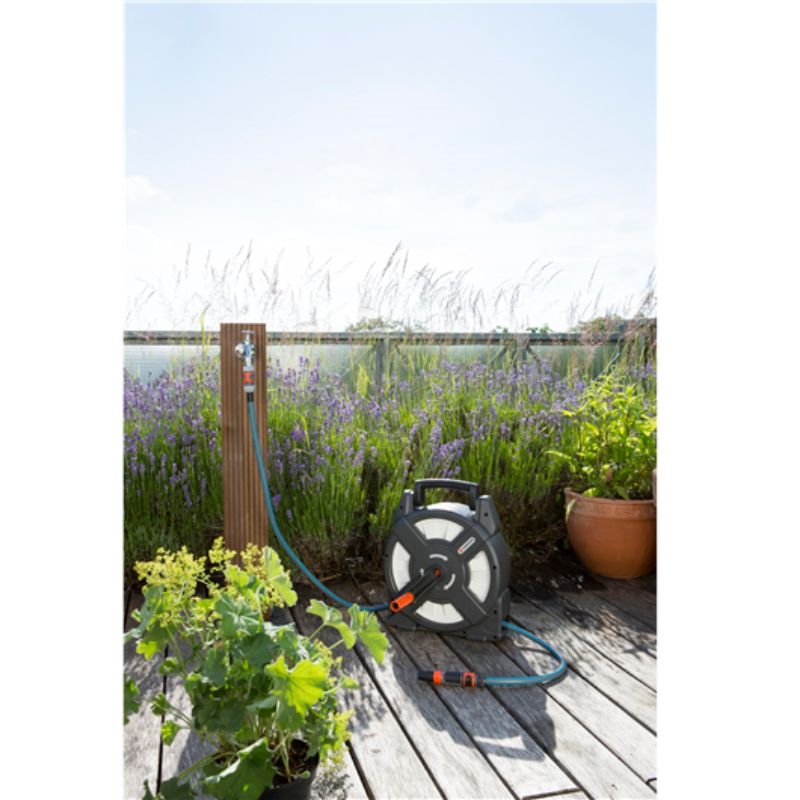 Gardena City Gardening Slangenbox 10m: Compacte en draagbare slangenbox met 10 meter tuinslang, ideaal voor kleine tuinen, terrassen en balkon.