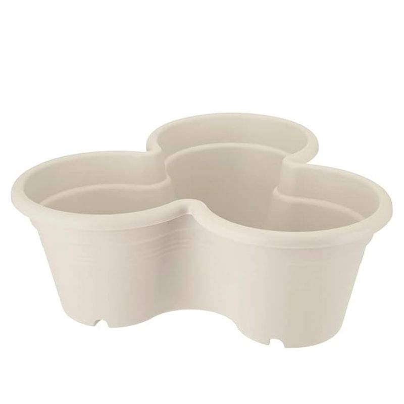 Een witte Elho Green Basics Vertical Garden bloempot met drie compartimenten in een klaverbladvorm.