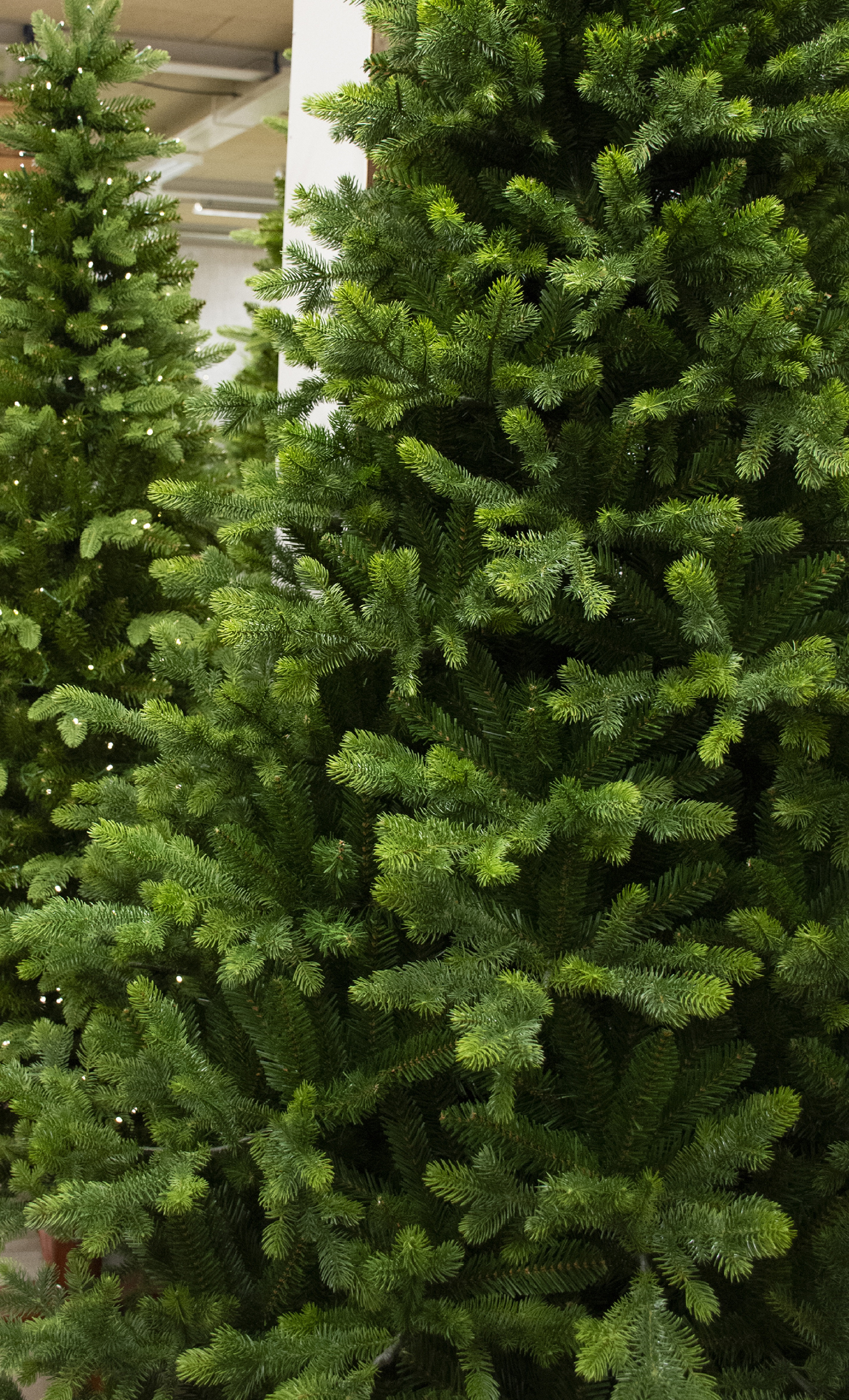 kunstkerstboom Normdann look – Royale volle kerstboom met houten voet (228 cm)