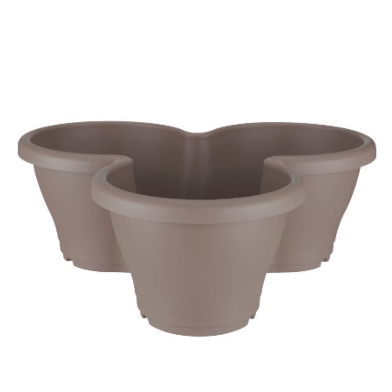 Een compacte, taupekleurige bloempot met drie vakken, ideaal voor verticaal tuinieren op kleine oppervlakken.