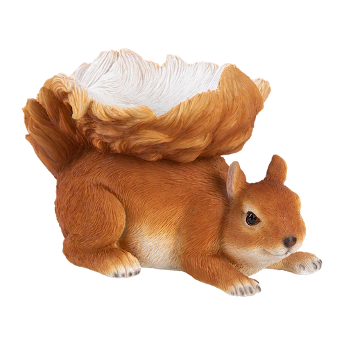 Een bruine eekhoorn beeldje met een grote, witte kom op zijn rug, ontworpen als voederschaal voor vogels.