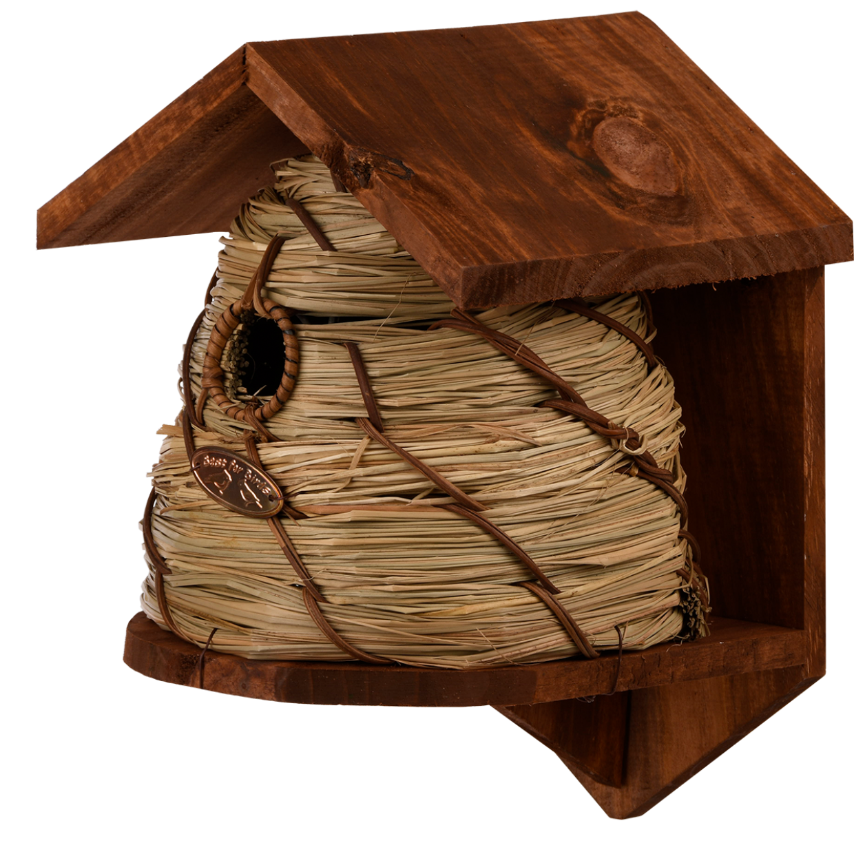 Zijaanzicht van een unieke nestkast in de vorm van een bijenkorf, gemaakt van natuurlijk gevlochten materiaal met een houten dak en een klein rond gat als ingang.