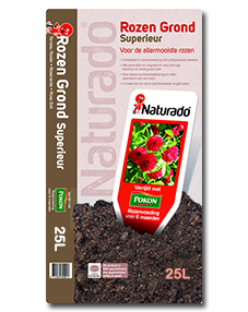 Een zak Naturado Rozen Grond Superieur potgrond van 25 liter, met een afbeelding van bloeiende rozen.