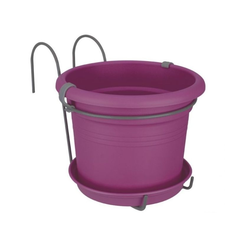 Kersenrode hangpot van gerecycled kunststof (Elho Green Basics Balcony Pot) met waterreservoir en ophanghaken.
