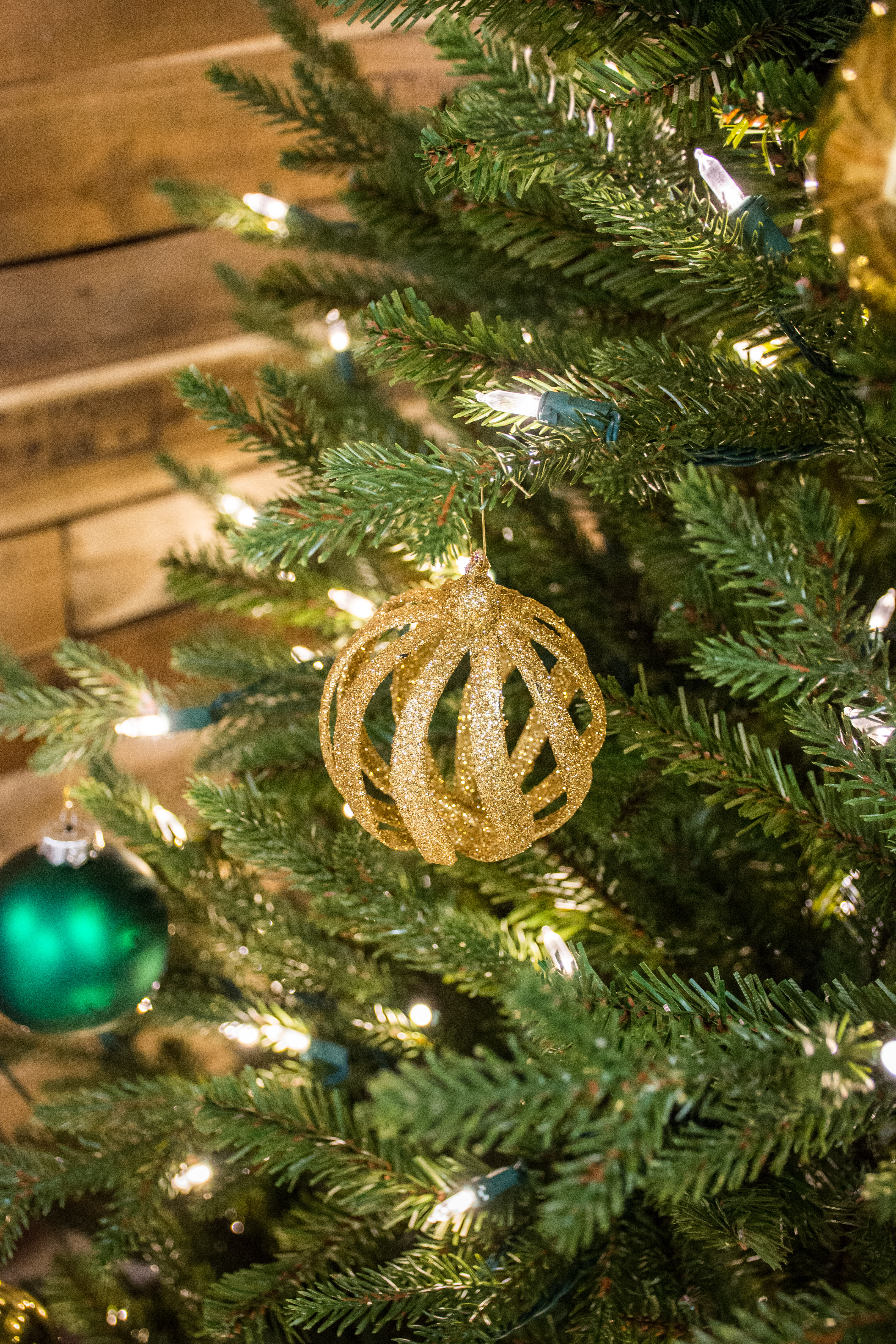 Kunstkerstboom - Levensechte dennenlook, subtiel verlicht, met houten voet | 213 cm - 450 Lampjes