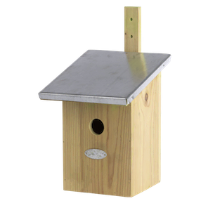 Een houten vogelhuisje met een zinken dakje hangt aan een boomstam. Er is een klein rond gat in het midden van het huisje.