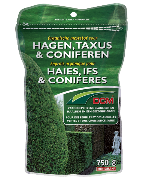 Een groene zak DCM organische meststof voor hagen, taxus en coniferen, met een inhoud van 750 gram.