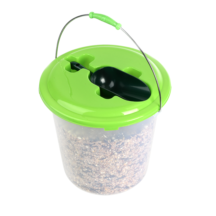 Strooivoer voor vogels met handschep